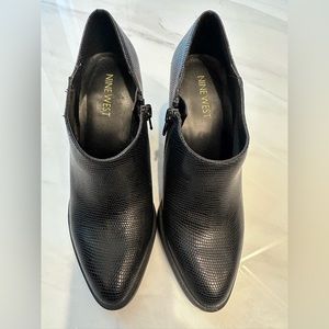 🖤 Nine West 🖤 Textured ankle heeled booties